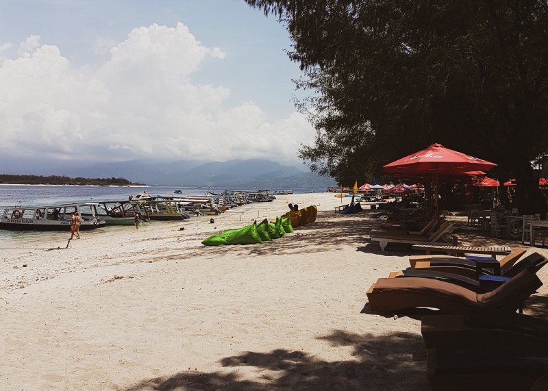 길리 트라왕안 해변