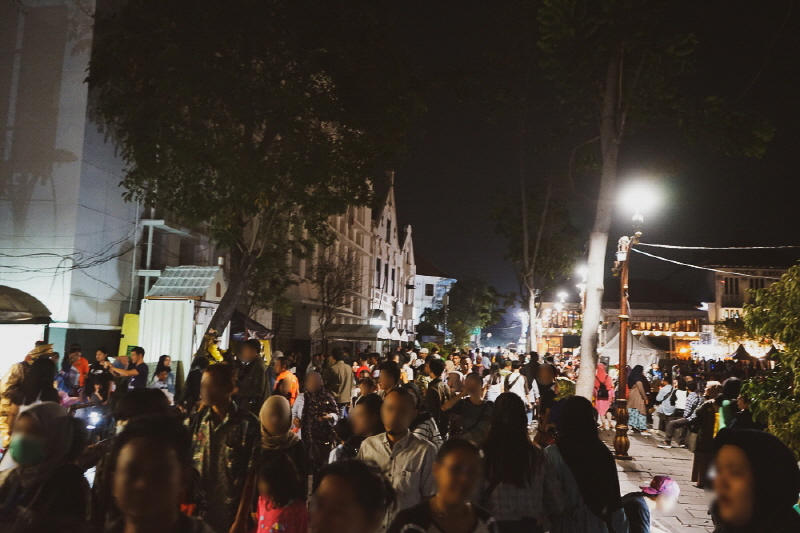 광장 밤 분위기