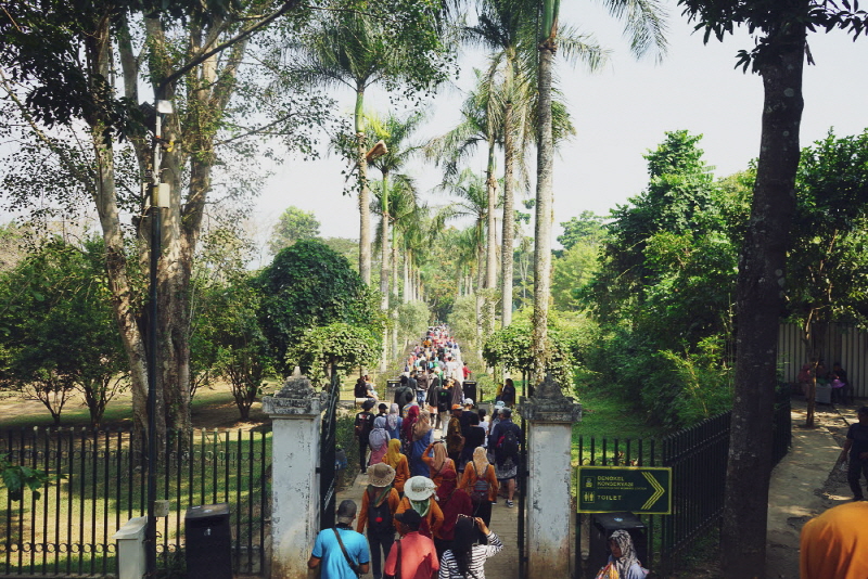 보로부두르 사원 나가는 길