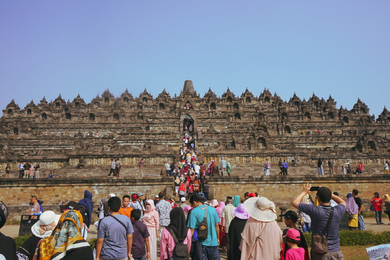 보로부두르 사원 올라가는 길