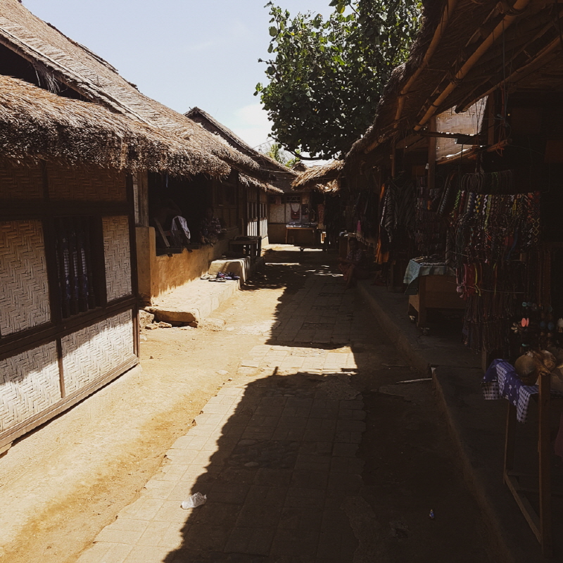 롬복 사삭족 마을 사데
