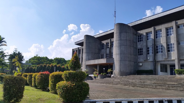 대학교 강당 건물