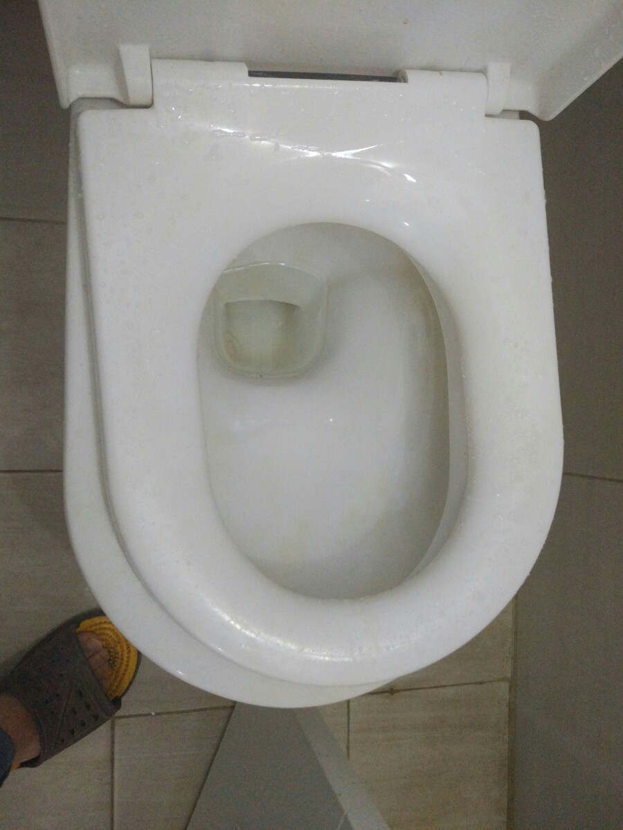 화장실 물투성이 화장실 물투성이